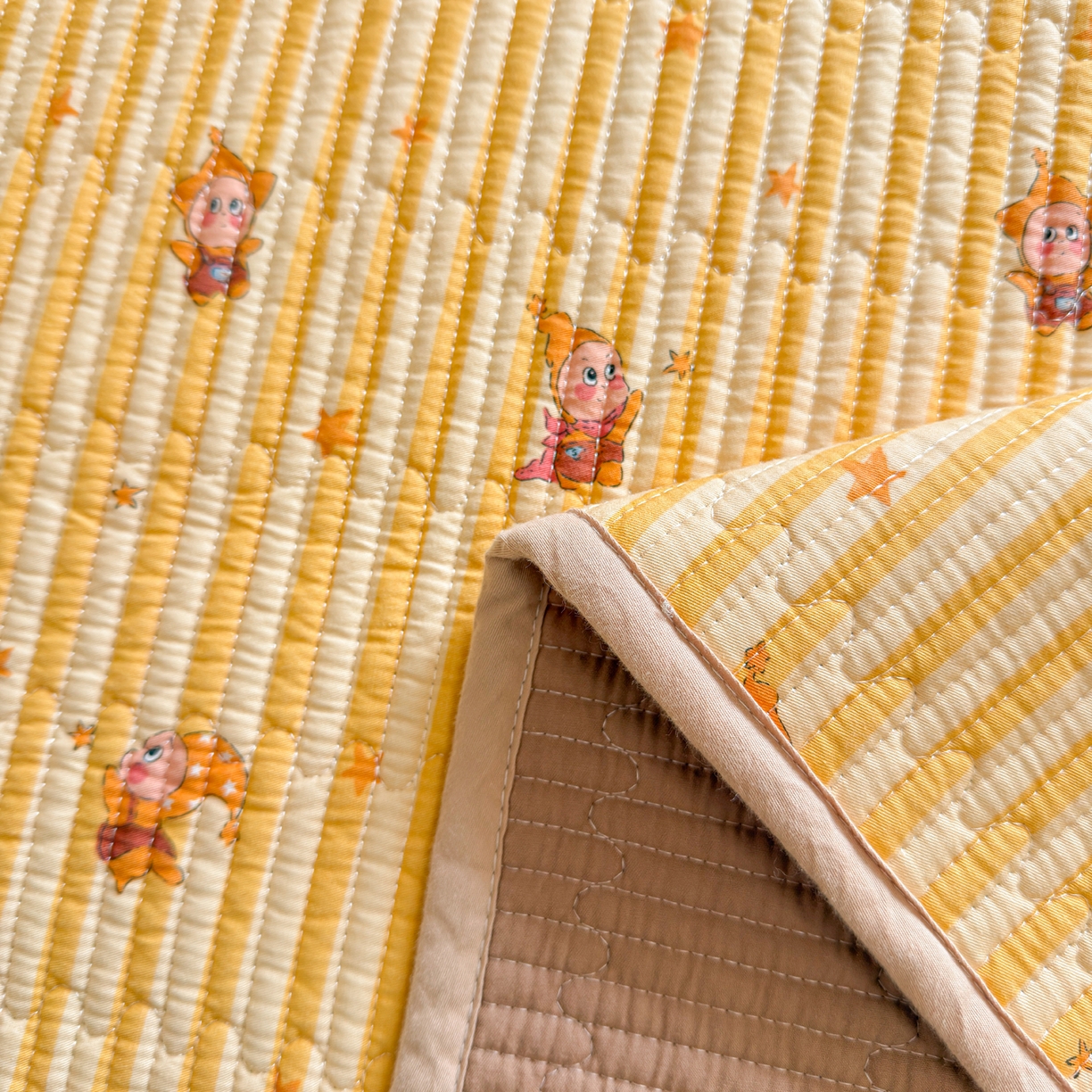 91家纺网 家纺一手货源 找家纺 雅萱家纺 2026新款双面全棉砂洗印花床盖三件套 魔法星人