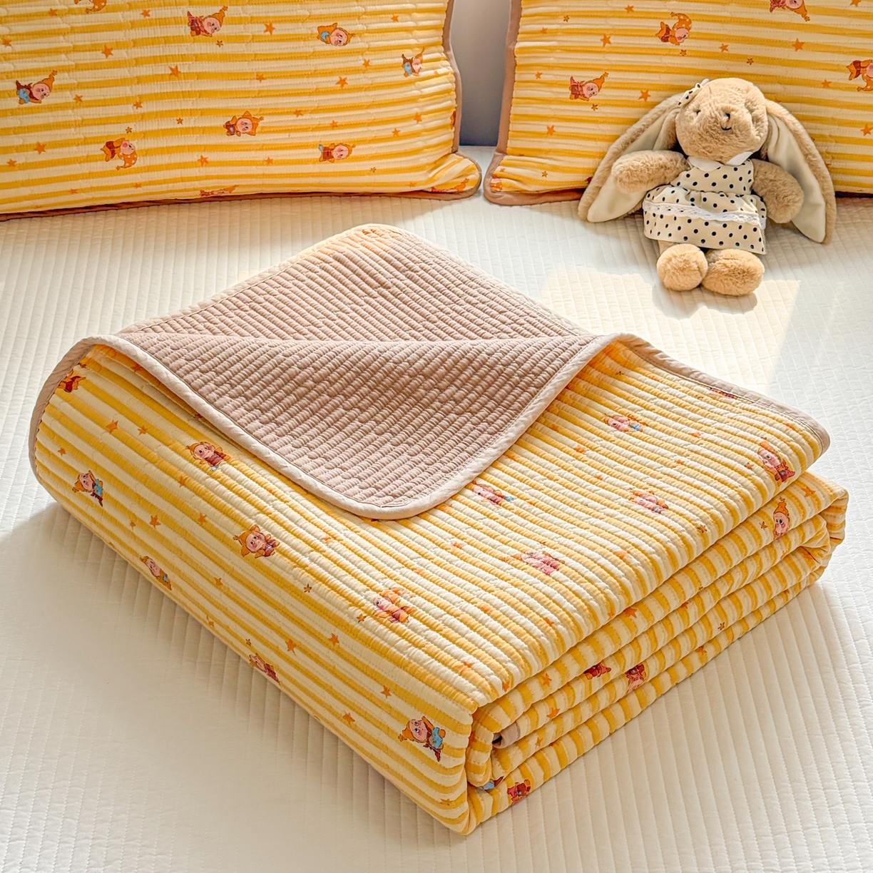 91家纺网 家纺一手货源 找家纺 雅萱家纺 2026新款双面全棉砂洗印花床盖三件套 魔法星人