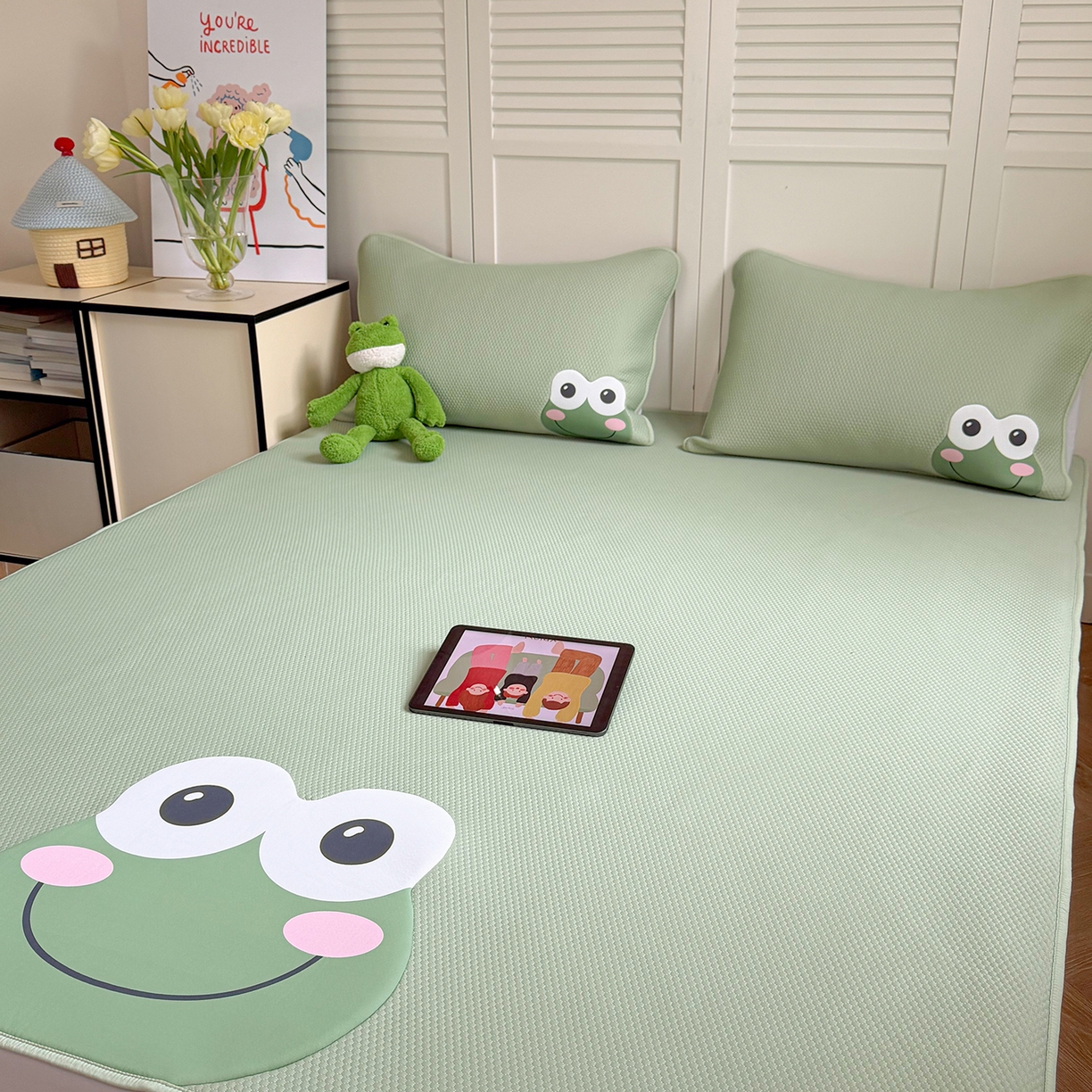 91家纺网 家纺一手货源 找家纺 Sweet dreams甜梦 2026新款A类锦氨异性贴布高端豆豆凉席-场景2 哈哈蛙