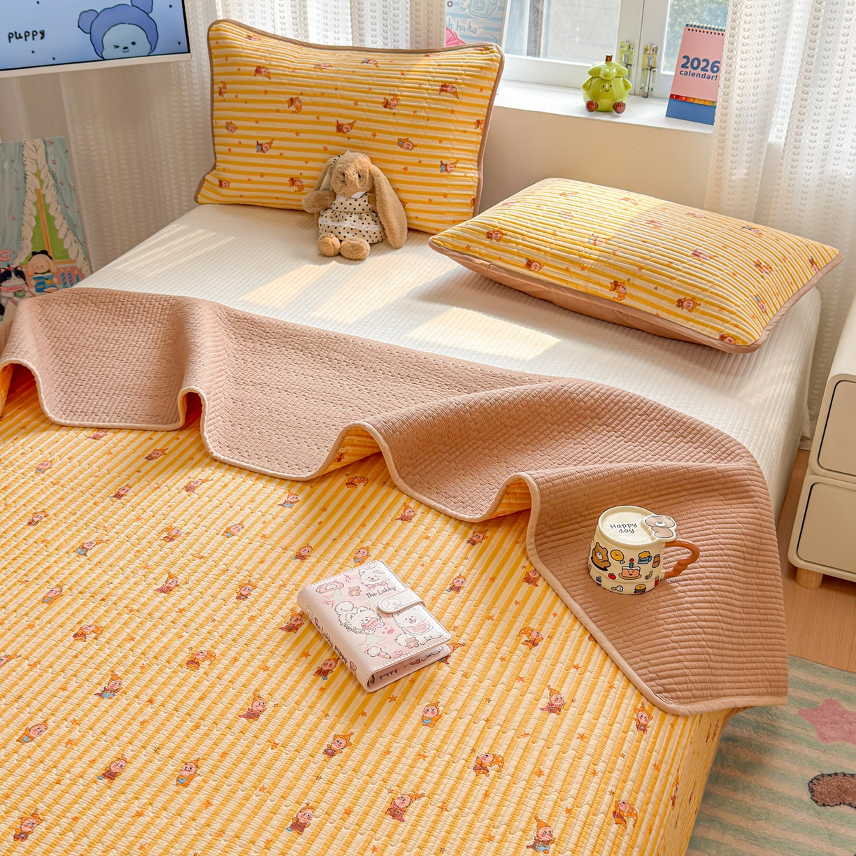 91家纺网 家纺一手货源 找家纺 雅萱家纺 2026新款双面全棉砂洗印花床盖三件套 魔法星人