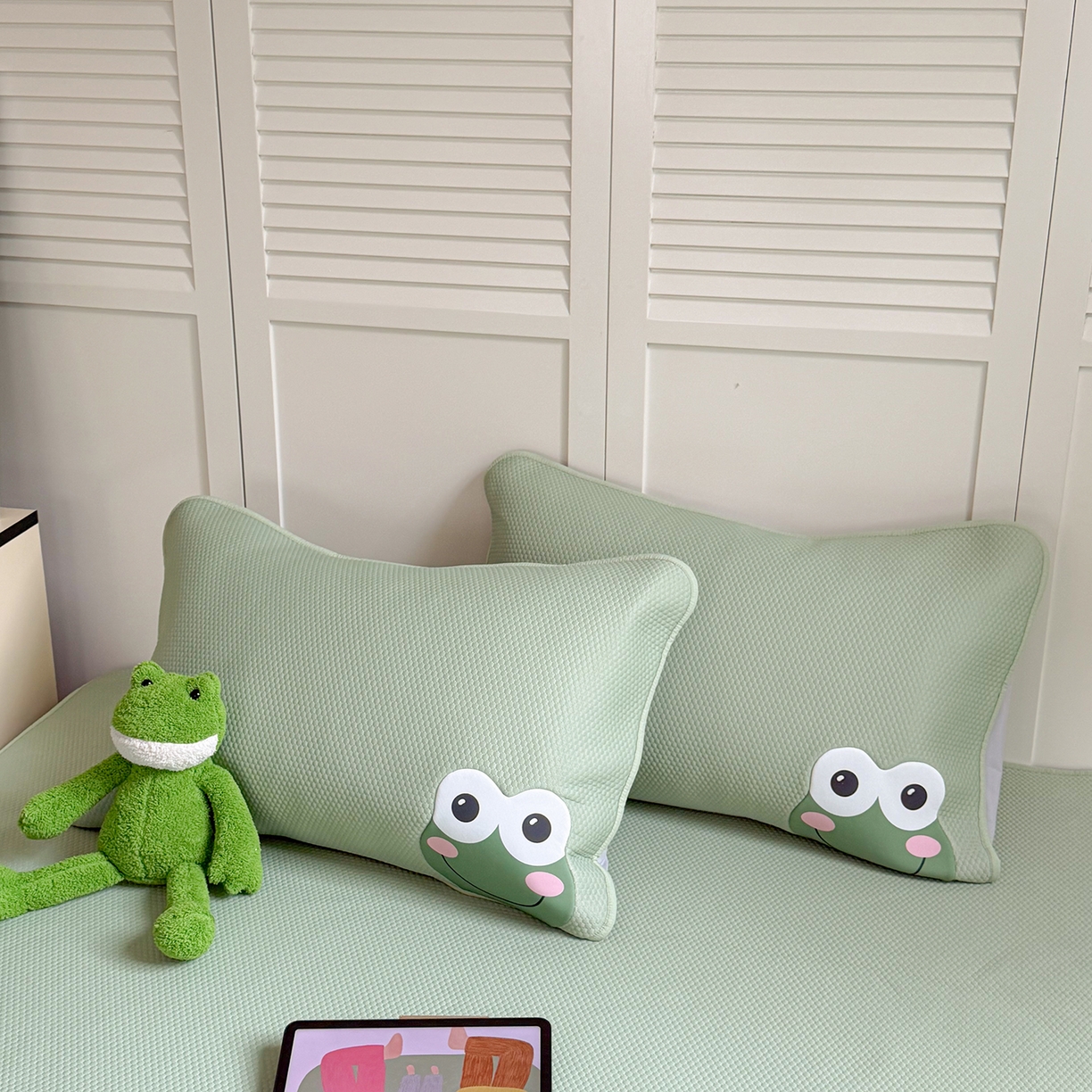 91家纺网 家纺一手货源 找家纺 Sweet dreams甜梦 2026新款A类锦氨异性贴布高端豆豆凉席-场景2 哈哈蛙