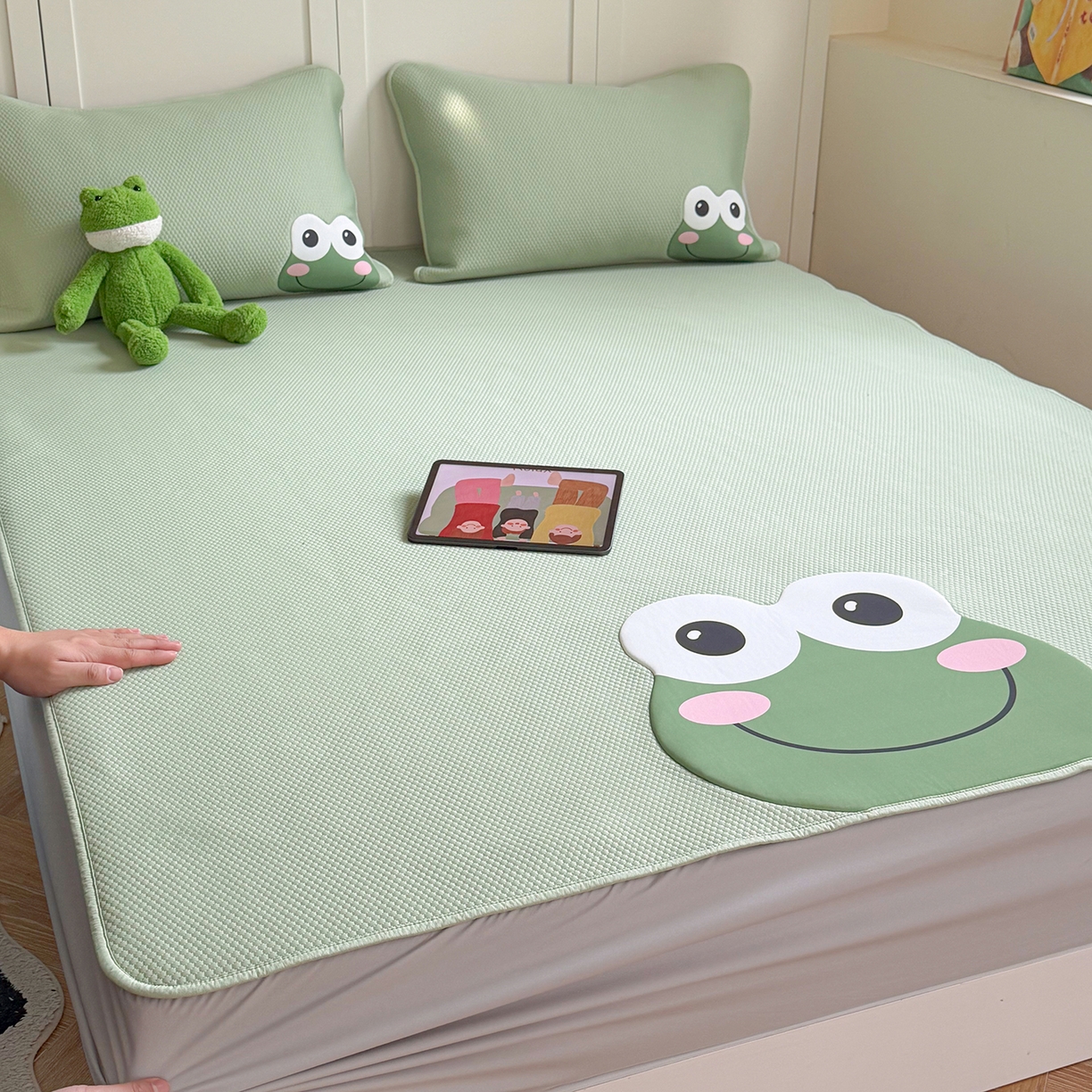 91家纺网 家纺一手货源 找家纺 Sweet dreams甜梦 2026新款A类锦氨异性贴布高端豆豆凉席-场景2 哈哈蛙