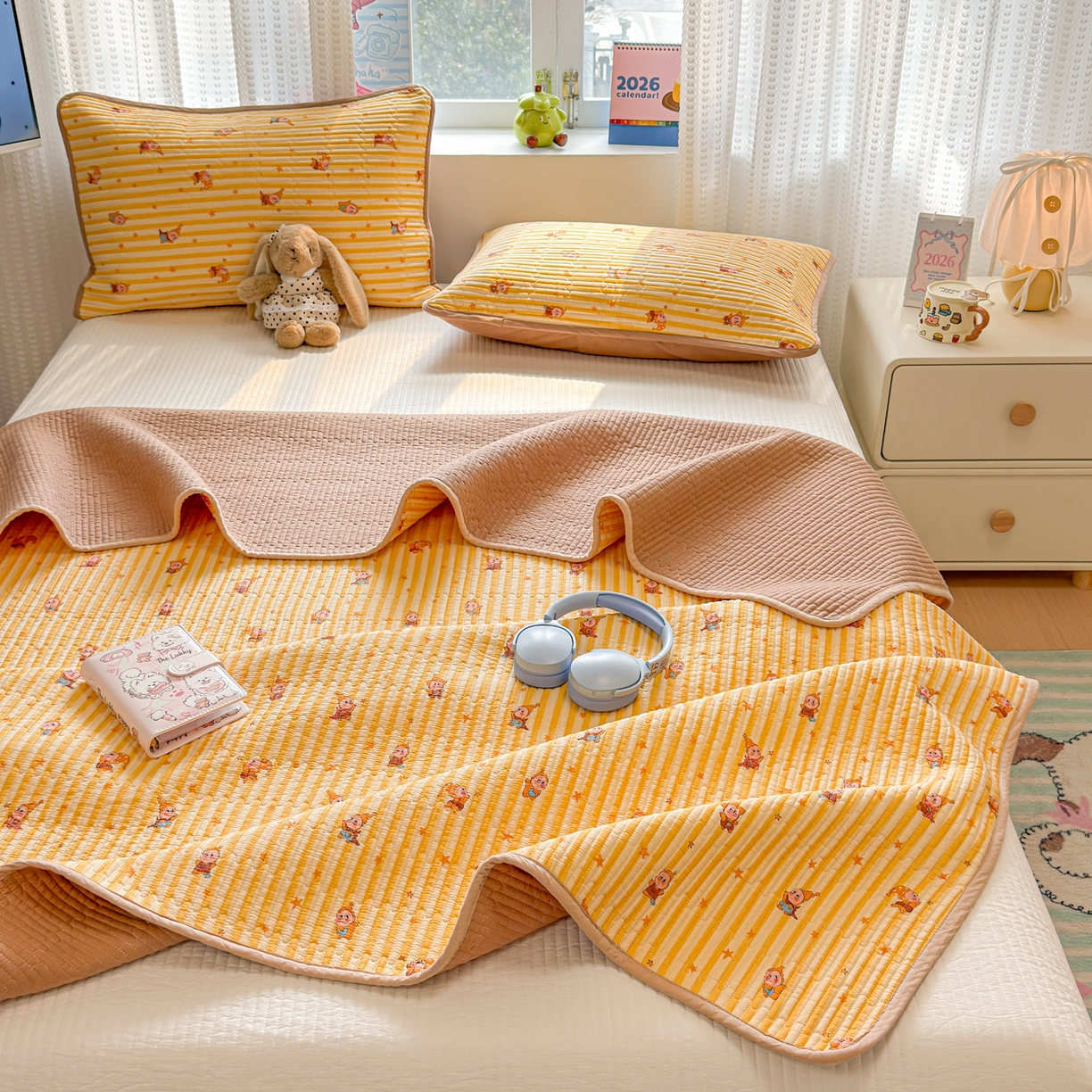 91家纺网 家纺一手货源 找家纺 雅萱家纺 2026新款双面全棉砂洗印花床盖三件套 魔法星人