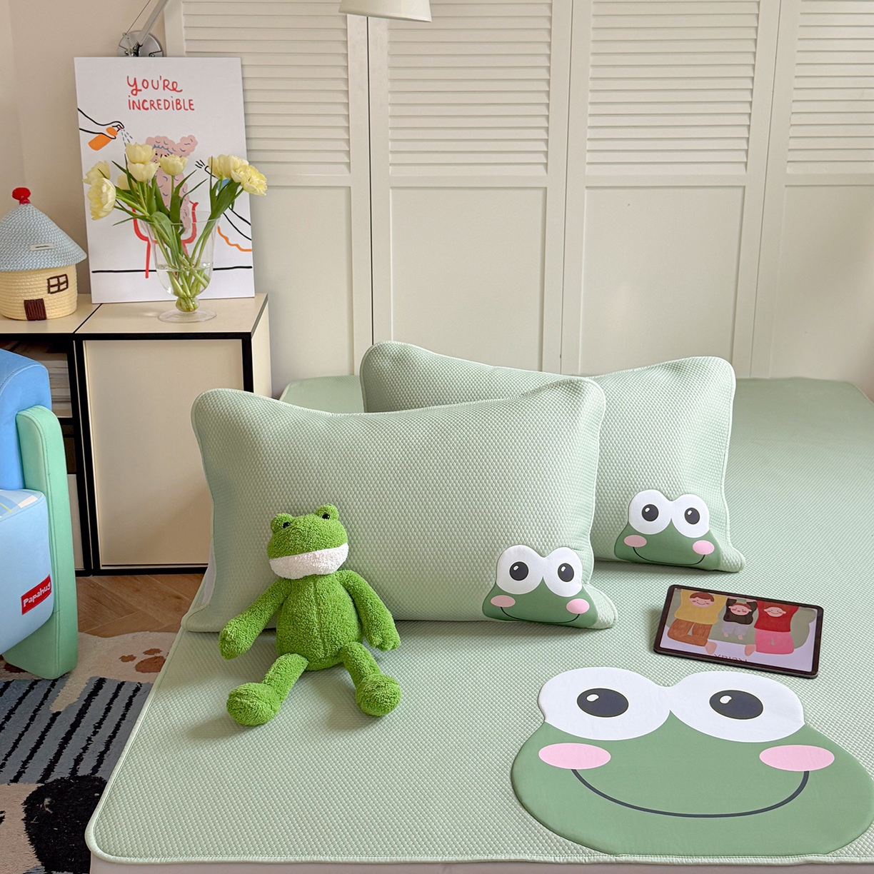 91家纺网 家纺一手货源 找家纺 Sweet dreams甜梦 2026新款A类锦氨异性贴布高端豆豆凉席-场景2 哈哈蛙