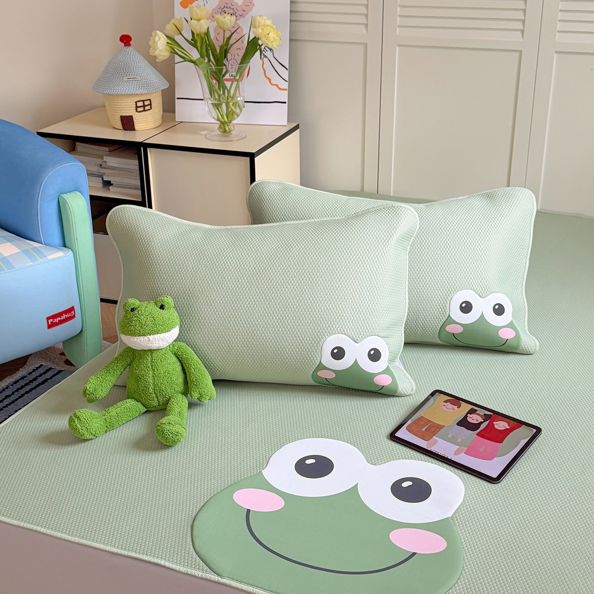 91家纺网 家纺一手货源 找家纺 Sweet dreams甜梦 2026新款A类锦氨异性贴布高端豆豆凉席-场景2 哈哈蛙