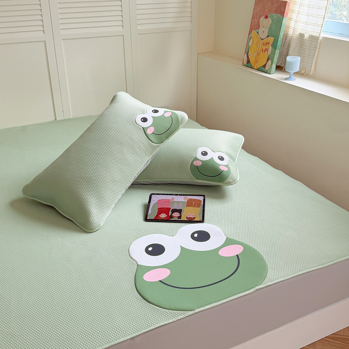 91家纺网 家纺一手货源 找家纺 Sweet dreams甜梦 2026新款A类锦氨异性贴布高端豆豆凉席-场景2 哈哈蛙