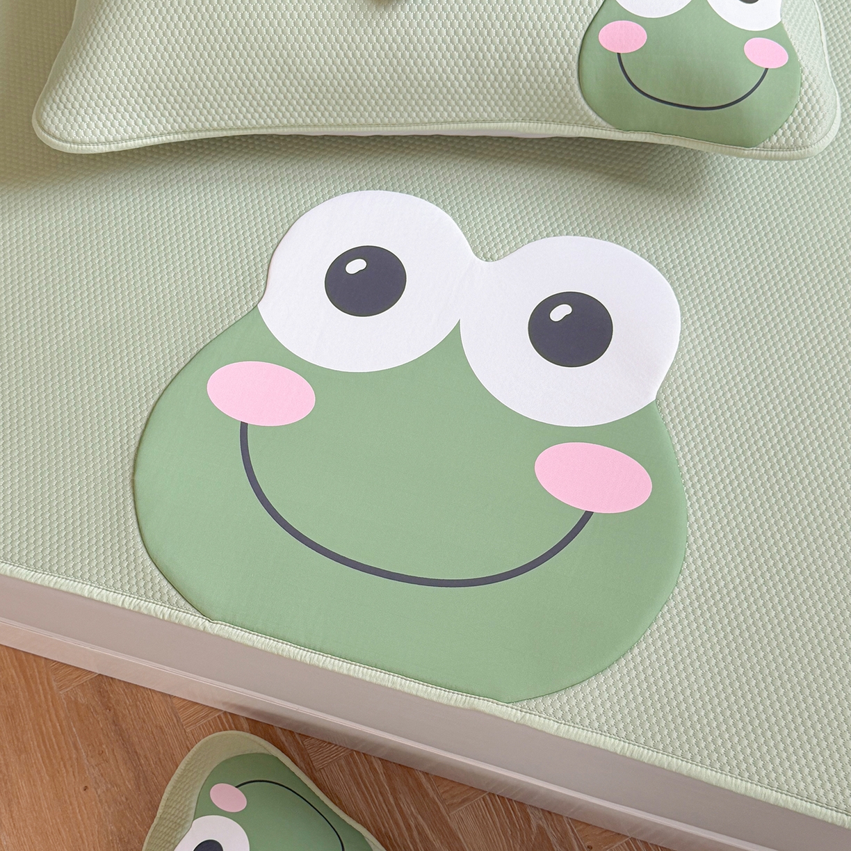 91家纺网 家纺一手货源 找家纺 Sweet dreams甜梦 2026新款A类锦氨异性贴布高端豆豆凉席-场景2 哈哈蛙