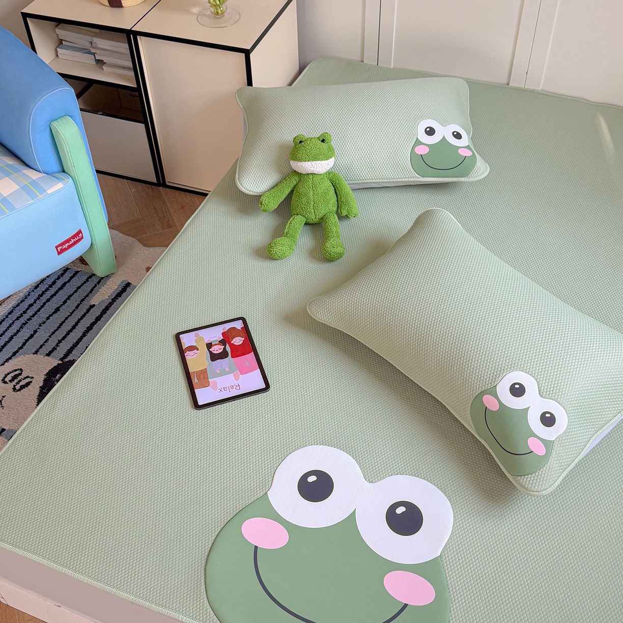 91家纺网 家纺一手货源 找家纺 Sweet dreams甜梦 2026新款A类锦氨异性贴布高端豆豆凉席-场景2 哈哈蛙