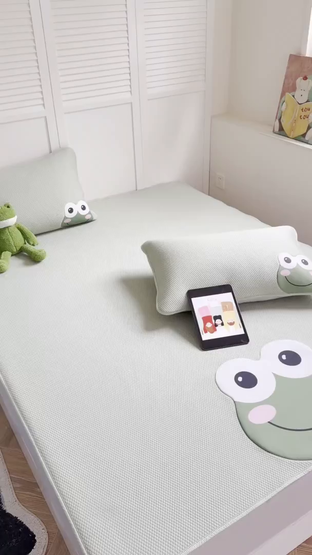 91家纺网 家纺一手货源 找家纺 Sweet dreams甜梦 2026新款A类锦氨异性贴布高端豆豆凉席-场景2 哈哈蛙