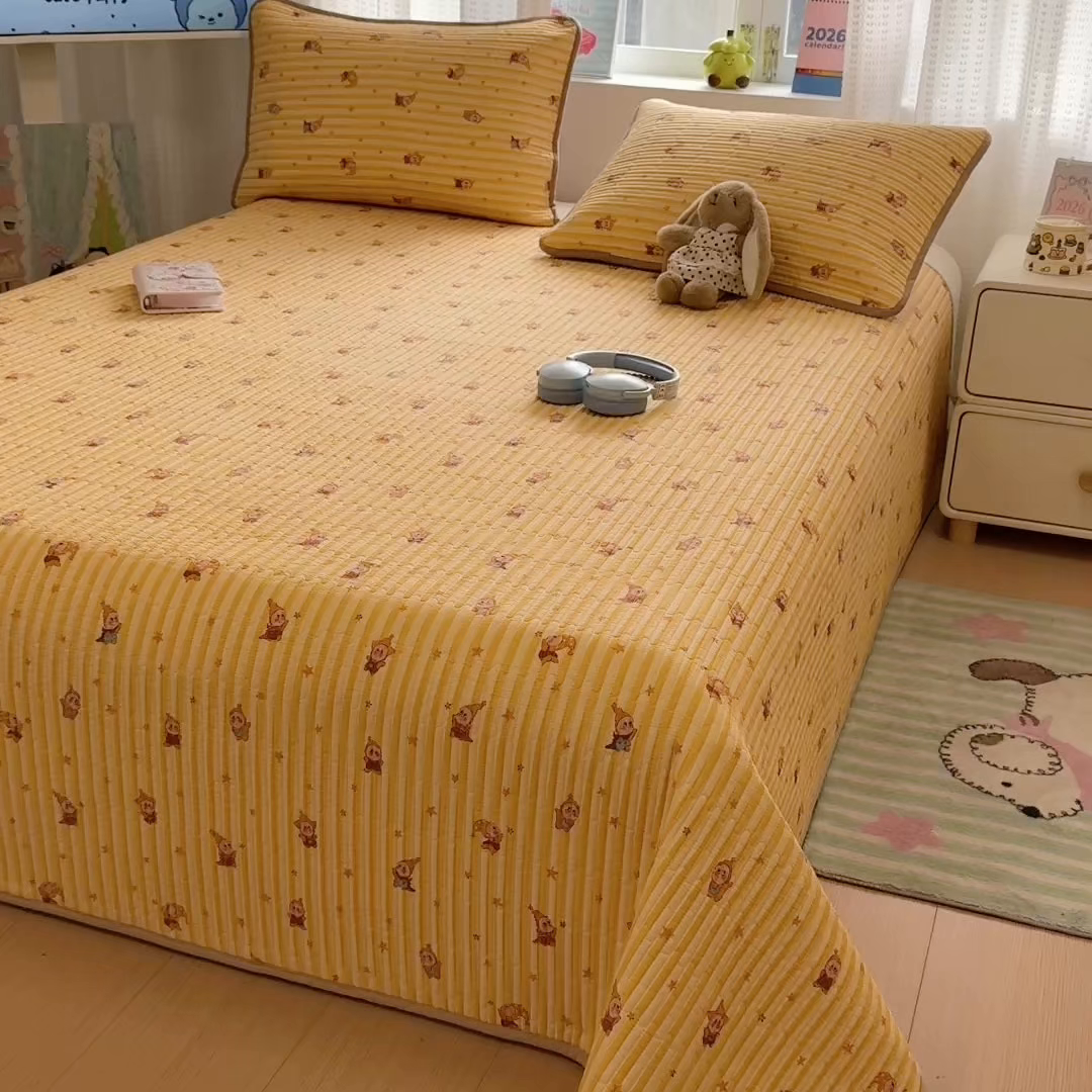 91家纺网 家纺一手货源 找家纺 雅萱家纺 2026新款双面全棉砂洗印花床盖三件套 魔法星人