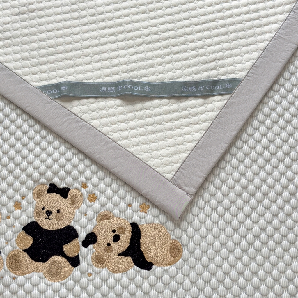 91家纺网 家纺一手货源 找家纺 （总）孩子王家纺 2026新款A类卡通3D冰豆豆凉席三件套凉感值过0.21夏天刺绣冰丝席可机洗儿童