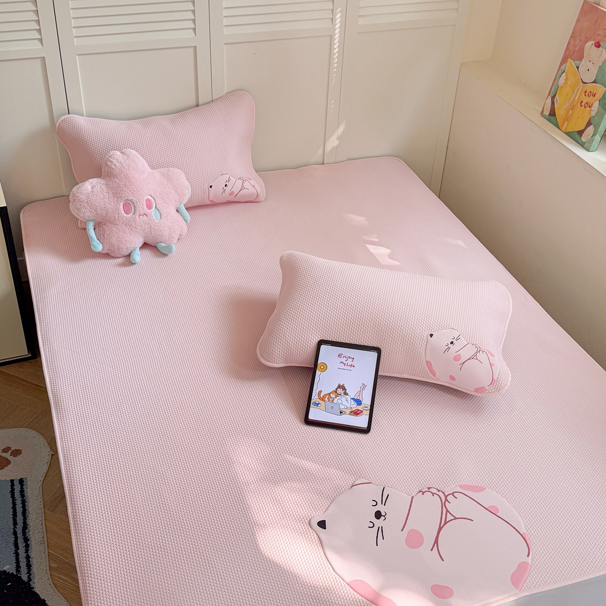 91家纺网 家纺一手货源 找家纺 Sweet dreams甜梦 2026新款A类锦氨异性贴布高端豆豆凉席-场景2 晚安猫