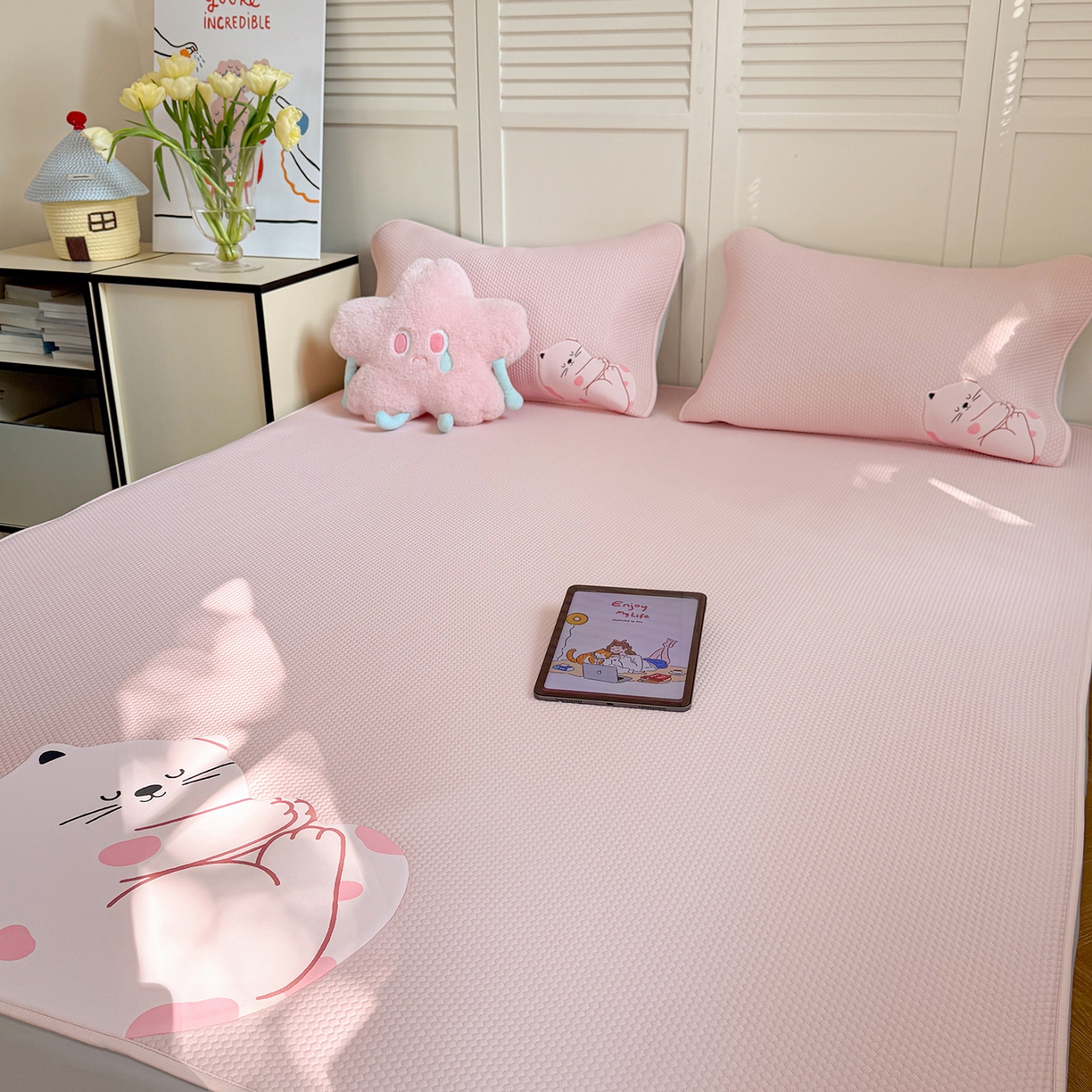 91家纺网 家纺一手货源 找家纺 Sweet dreams甜梦 2026新款A类锦氨异性贴布高端豆豆凉席-场景2 晚安猫