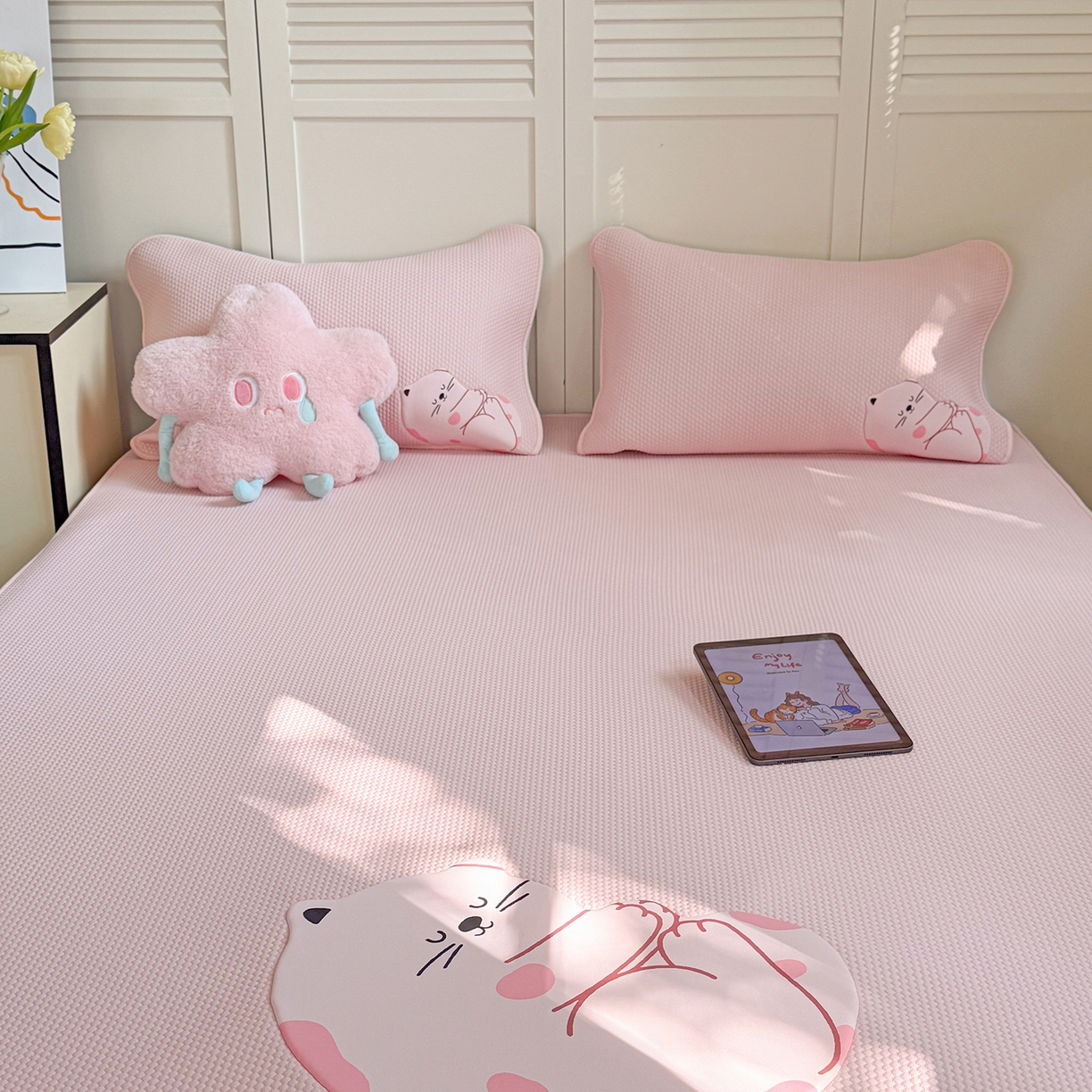 91家纺网 家纺一手货源 找家纺 Sweet dreams甜梦 2026新款A类锦氨异性贴布高端豆豆凉席-场景2 晚安猫