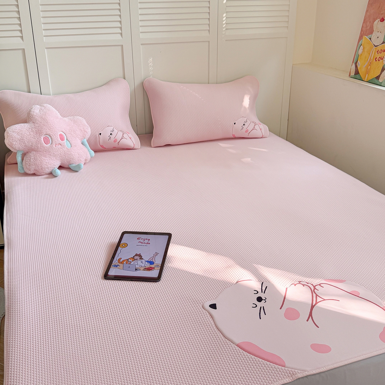 91家纺网 家纺一手货源 找家纺 Sweet dreams甜梦 2026新款A类锦氨异性贴布高端豆豆凉席-场景2 晚安猫