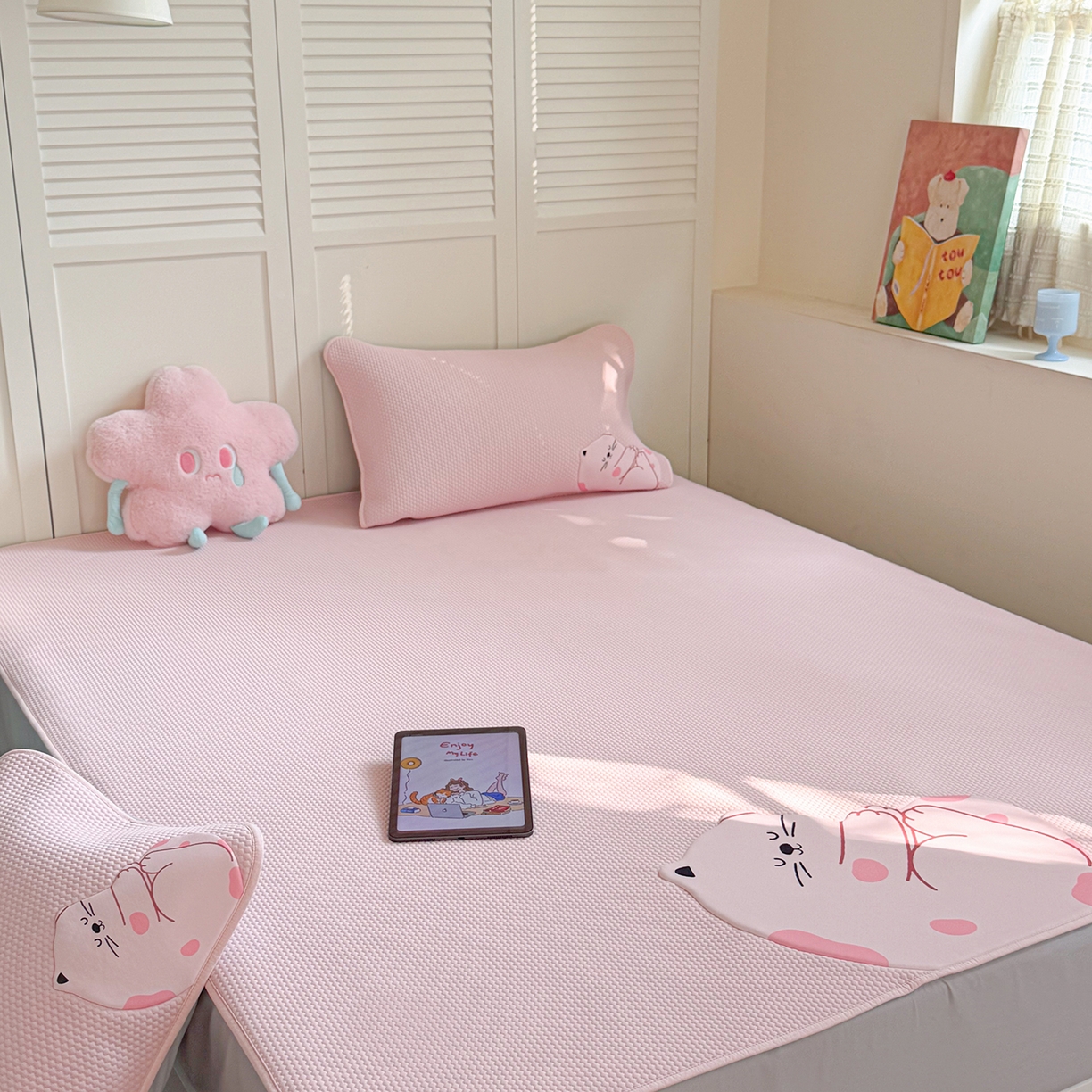 91家纺网 家纺一手货源 找家纺 Sweet dreams甜梦 2026新款A类锦氨异性贴布高端豆豆凉席-场景2 晚安猫