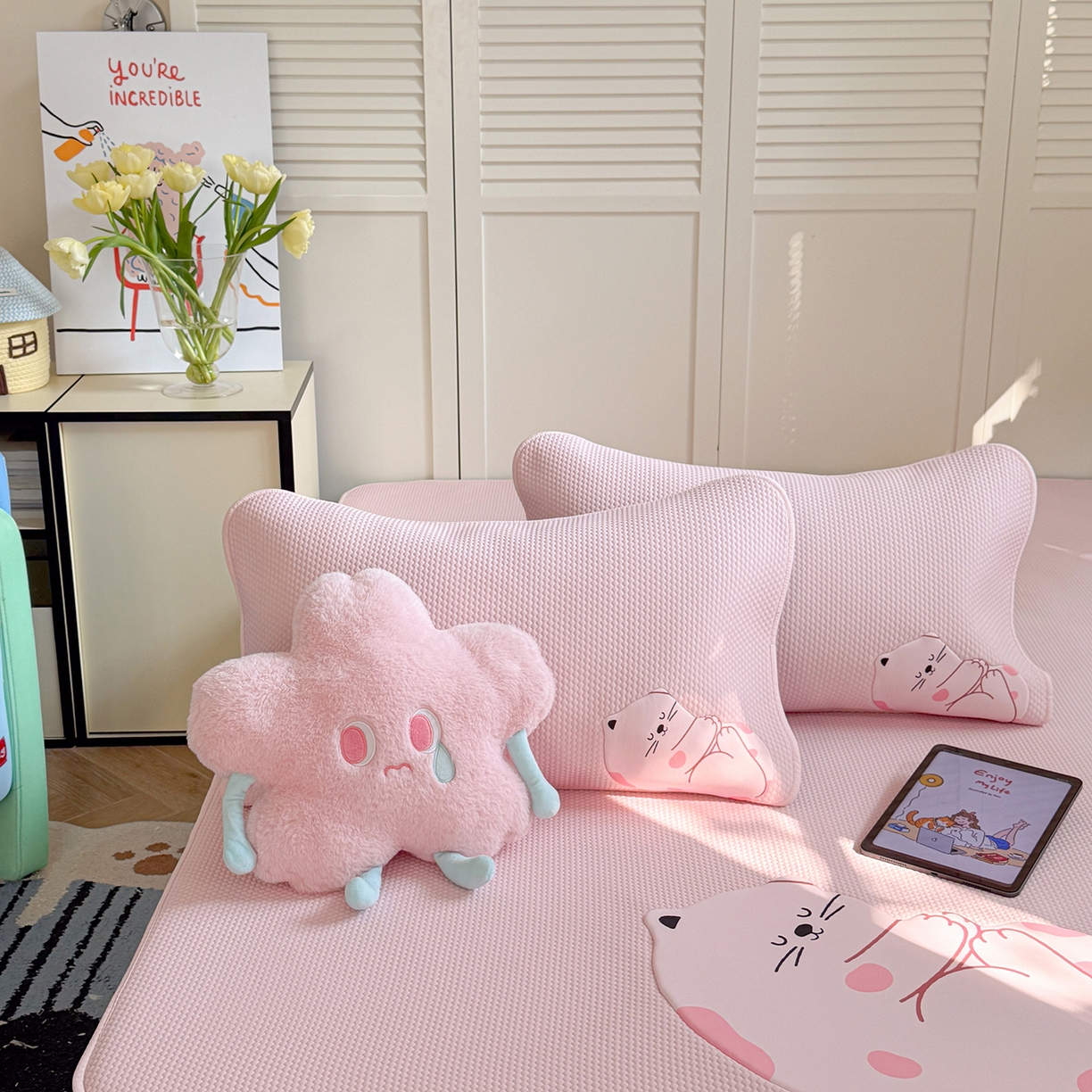 91家纺网 家纺一手货源 找家纺 Sweet dreams甜梦 2026新款A类锦氨异性贴布高端豆豆凉席-场景2 晚安猫