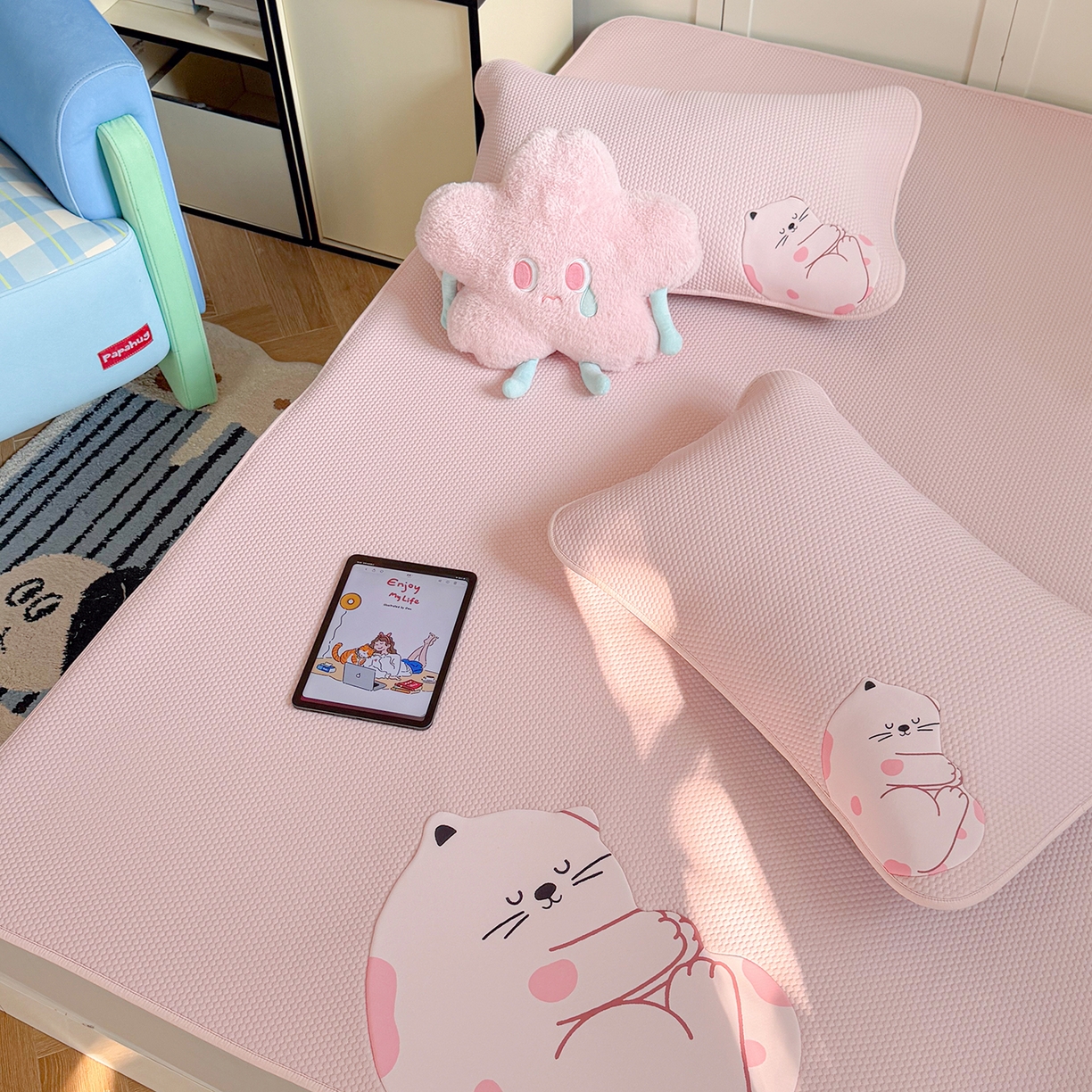 91家纺网 家纺一手货源 找家纺 Sweet dreams甜梦 2026新款A类锦氨异性贴布高端豆豆凉席-场景2 晚安猫