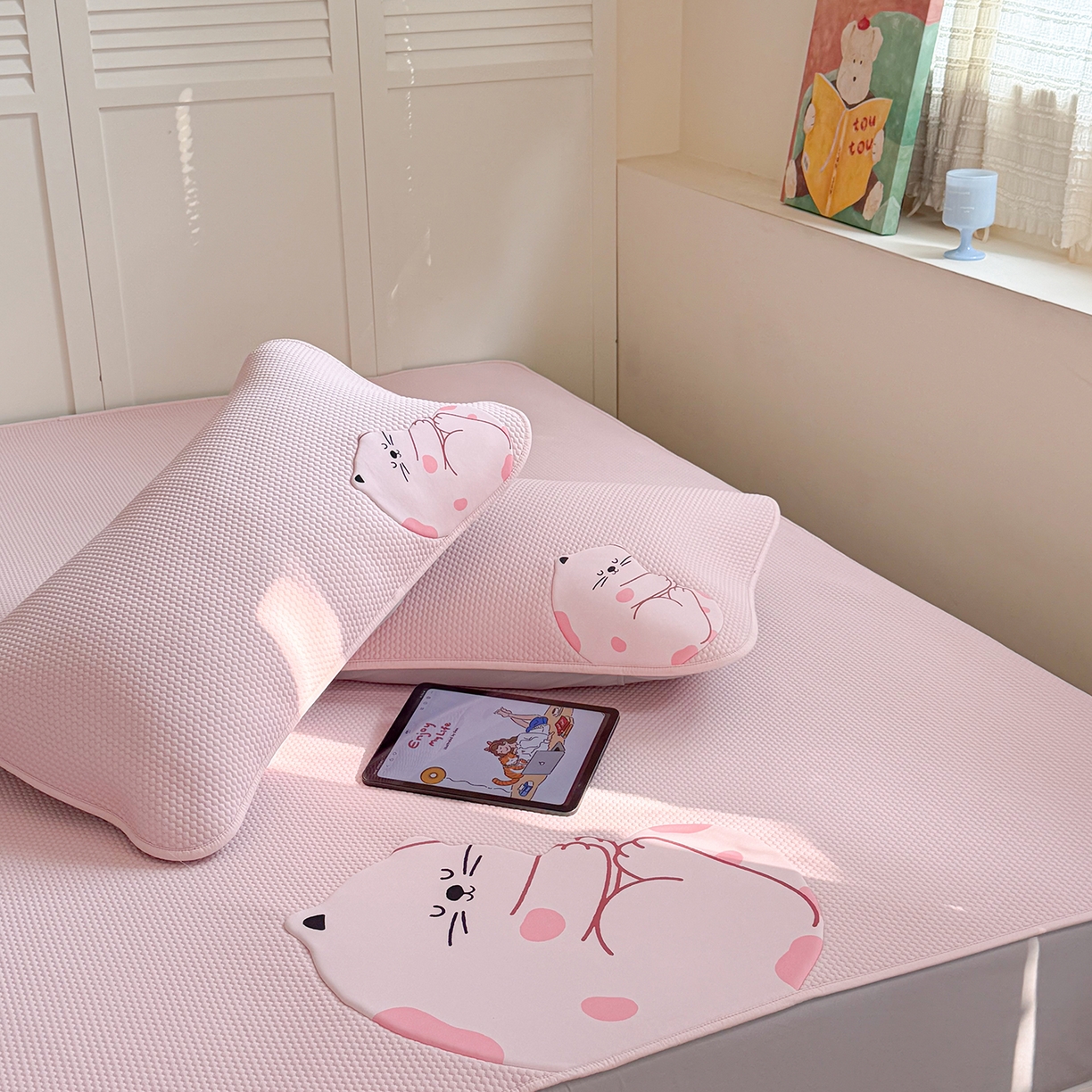 91家纺网 家纺一手货源 找家纺 Sweet dreams甜梦 2026新款A类锦氨异性贴布高端豆豆凉席-场景2 晚安猫