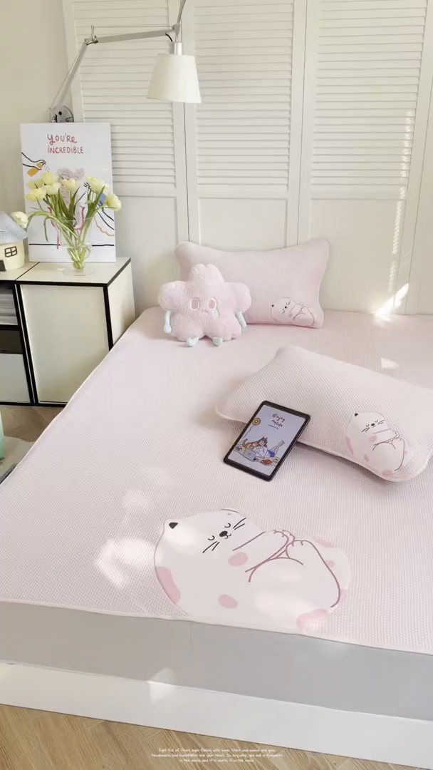 91家纺网 家纺一手货源 找家纺 Sweet dreams甜梦 2026新款A类锦氨异性贴布高端豆豆凉席-场景2 晚安猫