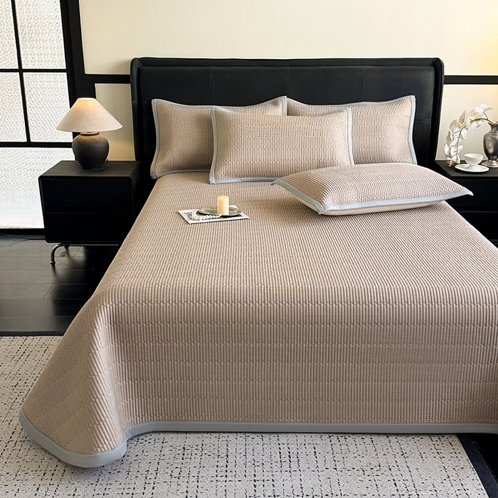 91家纺网 家纺一手货源 找家纺 卡罗兰 2026新款碳光冰丝凉席双面可用冰丝凉席床盖单件  三件套 子衿-浅咖