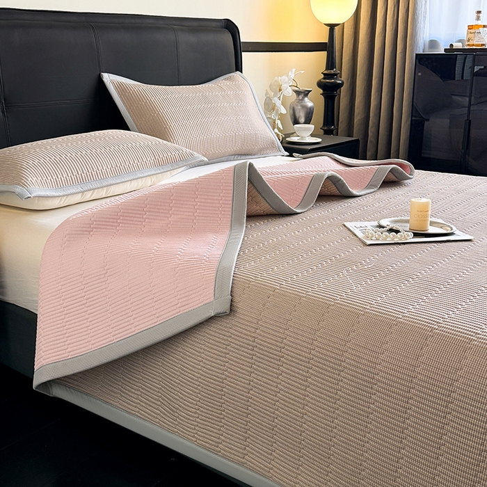 91家纺网 家纺一手货源 找家纺 卡罗兰 2026新款碳光冰丝凉席双面可用冰丝凉席床盖单件  三件套 子衿-浅咖