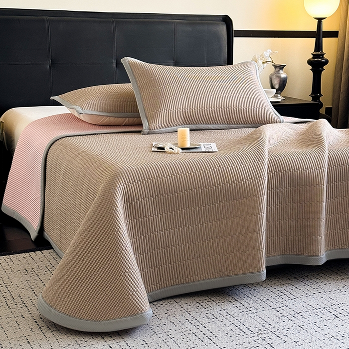 91家纺网 家纺一手货源 找家纺 卡罗兰 2026新款碳光冰丝凉席双面可用冰丝凉席床盖单件  三件套 子衿-浅咖