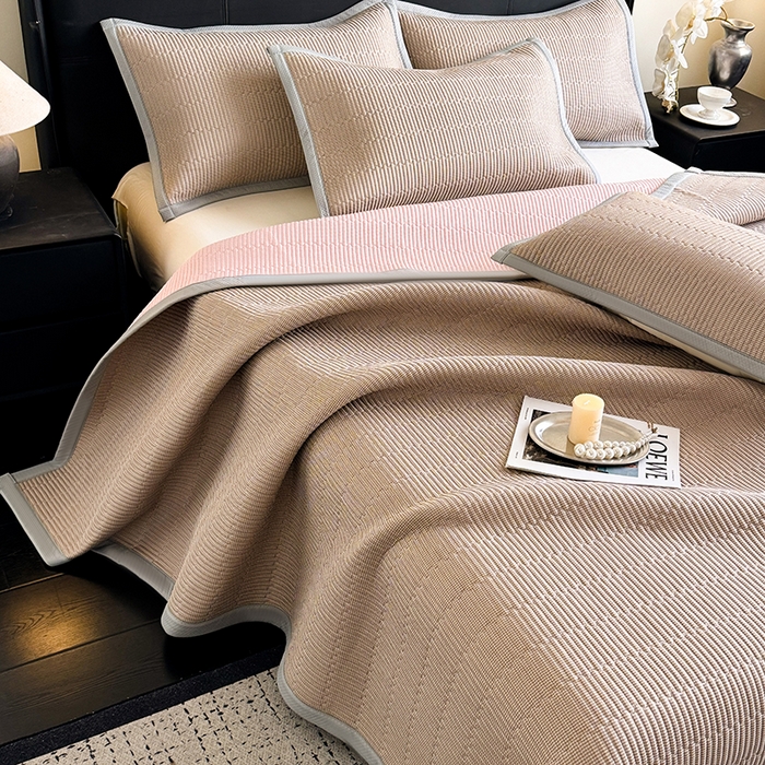 91家纺网 家纺一手货源 找家纺 卡罗兰 2026新款碳光冰丝凉席双面可用冰丝凉席床盖单件  三件套 子衿-浅咖