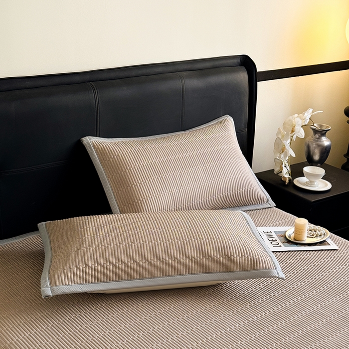 91家纺网 家纺一手货源 找家纺 卡罗兰 2026新款碳光冰丝凉席双面可用冰丝凉席床盖单件  三件套 子衿-浅咖