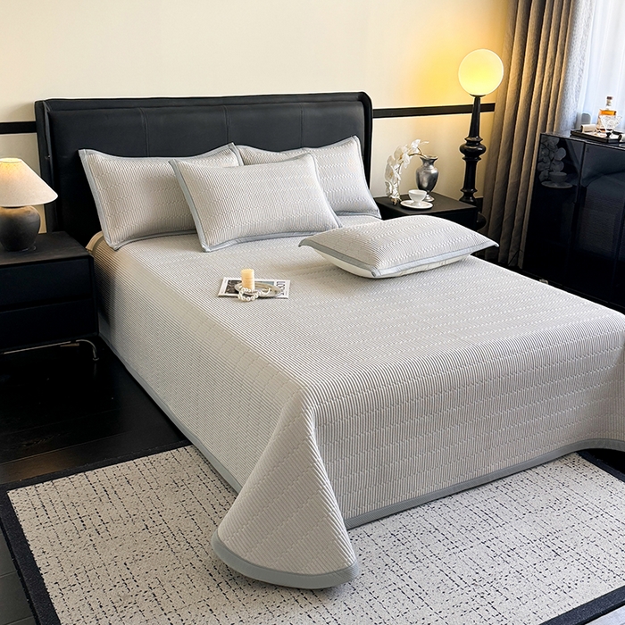 91家纺网 家纺一手货源 找家纺 卡罗兰 2026新款碳光冰丝凉席双面可用冰丝凉席床盖单件  三件套 子衿-浅灰