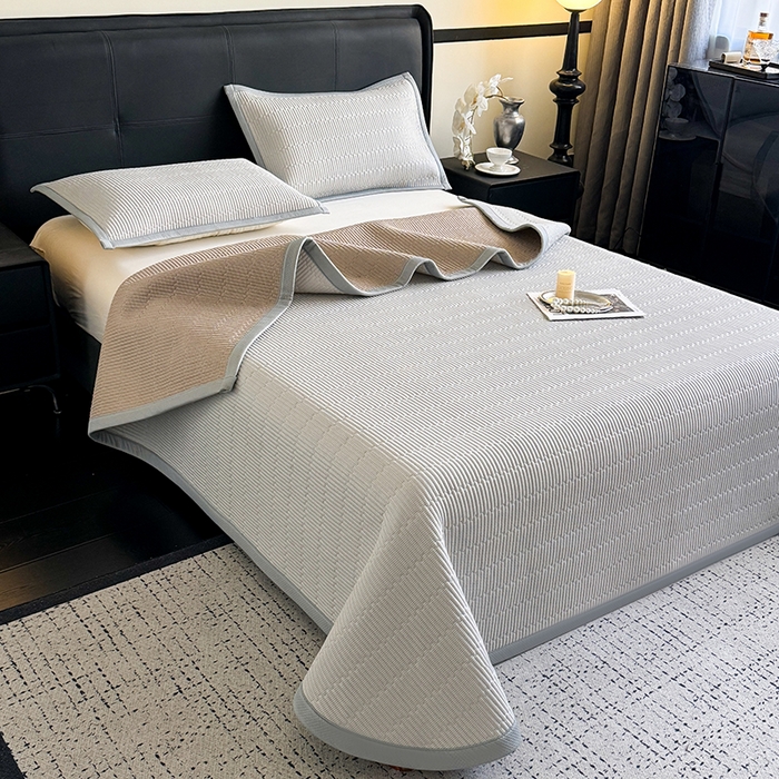 91家纺网 家纺一手货源 找家纺 卡罗兰 2026新款碳光冰丝凉席双面可用冰丝凉席床盖单件  三件套 子衿-浅灰