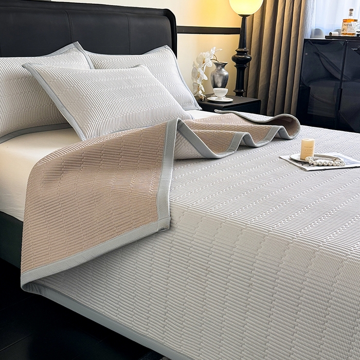 91家纺网 家纺一手货源 找家纺 卡罗兰 2026新款碳光冰丝凉席双面可用冰丝凉席床盖单件  三件套 子衿-浅灰