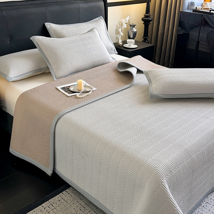 91家纺网 家纺一手货源 找家纺 卡罗兰 2026新款碳光冰丝凉席双面可用冰丝凉席床盖单件  三件套 子衿-浅灰