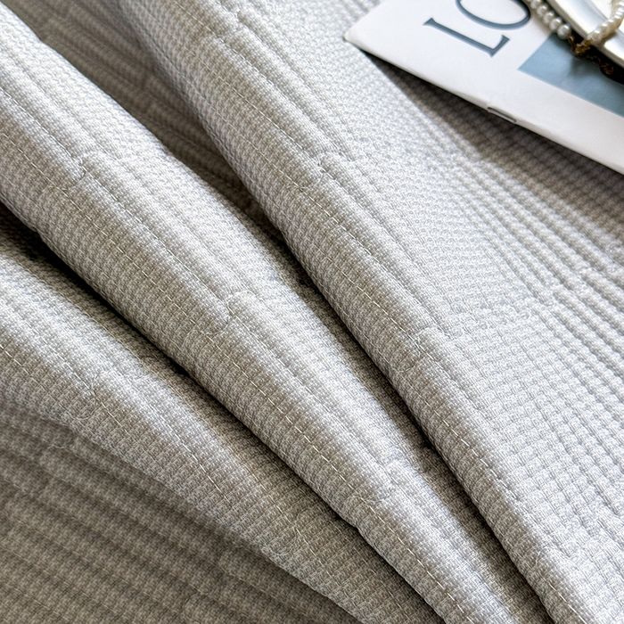 91家纺网 家纺一手货源 找家纺 卡罗兰 2026新款碳光冰丝凉席双面可用冰丝凉席床盖单件  三件套 子衿-浅灰