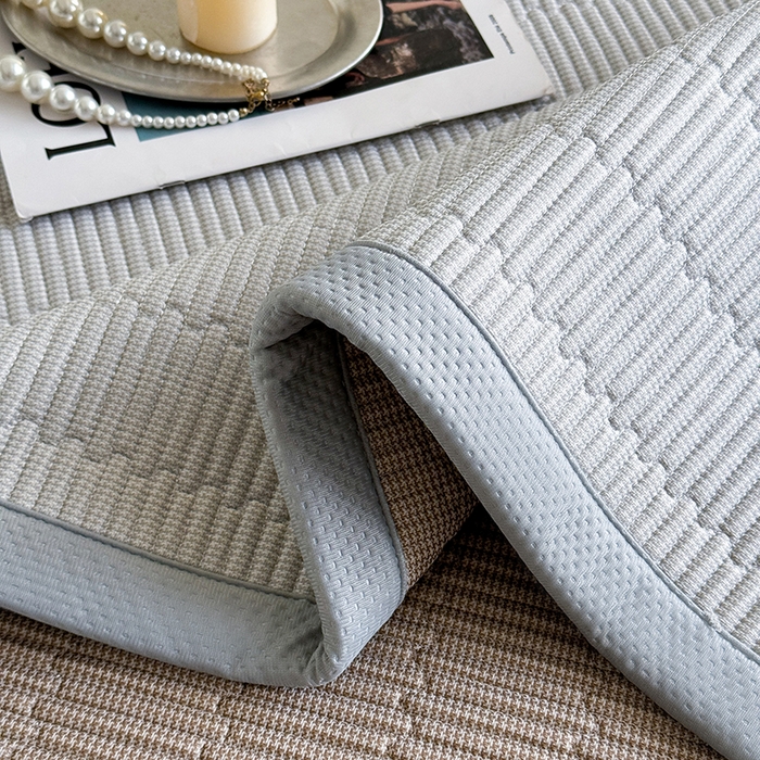 91家纺网 家纺一手货源 找家纺 卡罗兰 2026新款碳光冰丝凉席双面可用冰丝凉席床盖单件  三件套 子衿-浅灰