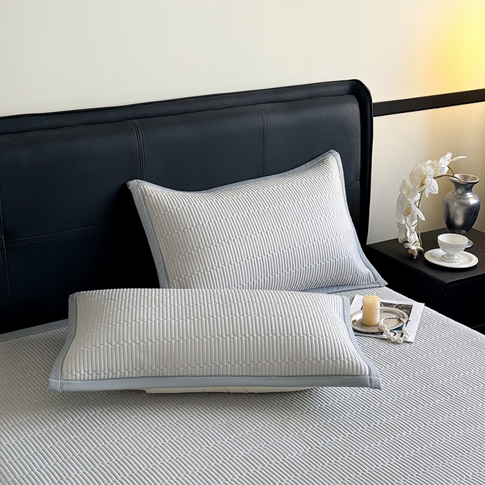 91家纺网 家纺一手货源 找家纺 卡罗兰 2026新款碳光冰丝凉席双面可用冰丝凉席床盖单件  三件套 子衿-浅灰