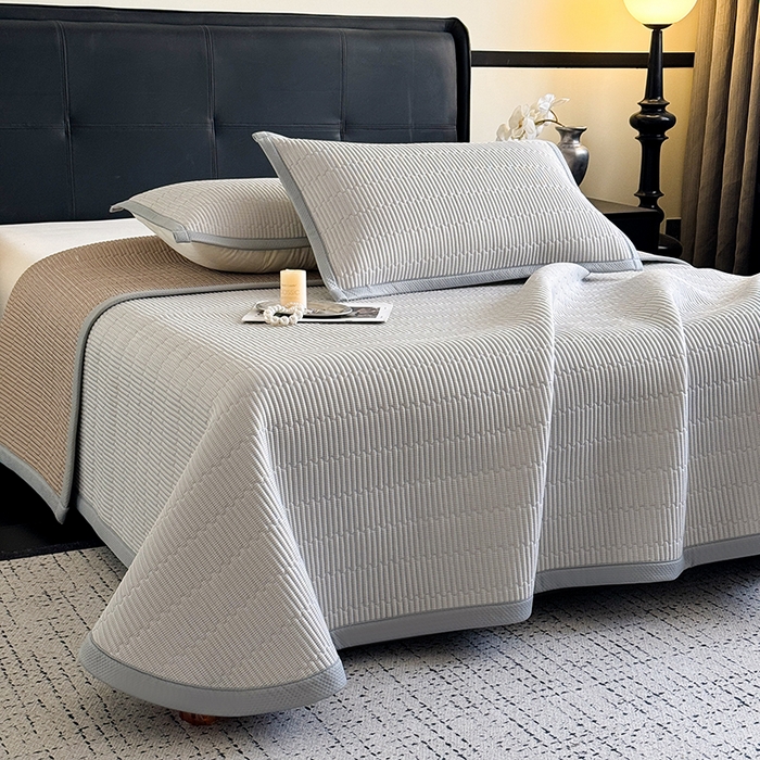 91家纺网 家纺一手货源 找家纺 卡罗兰 2026新款碳光冰丝凉席双面可用冰丝凉席床盖单件  三件套 子衿-浅灰