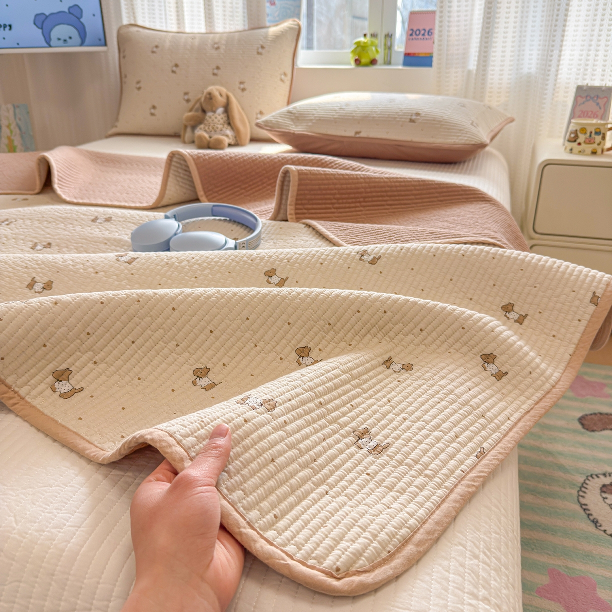 91家纺网 家纺一手货源 找家纺 雅萱家纺 2026新款双面全棉砂洗印花床盖三件套 奶咖日记