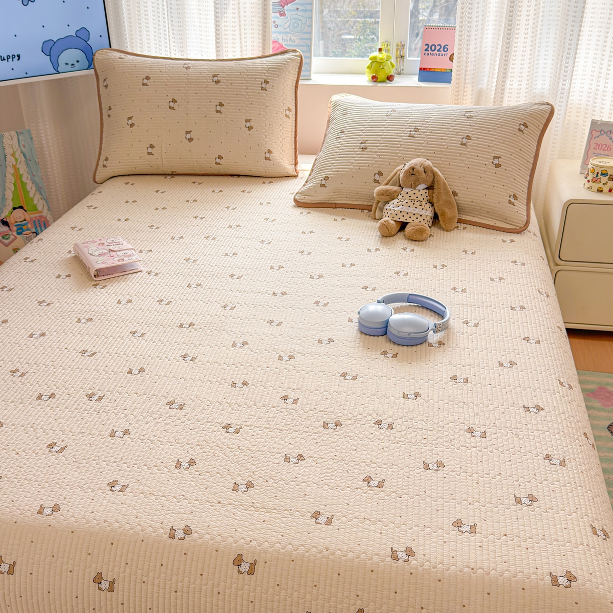 91家纺网 家纺一手货源 找家纺 雅萱家纺 2026新款双面全棉砂洗印花床盖三件套 奶咖日记