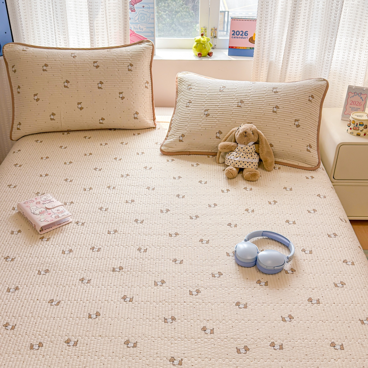 91家纺网 家纺一手货源 找家纺 雅萱家纺 2026新款双面全棉砂洗印花床盖三件套 奶咖日记