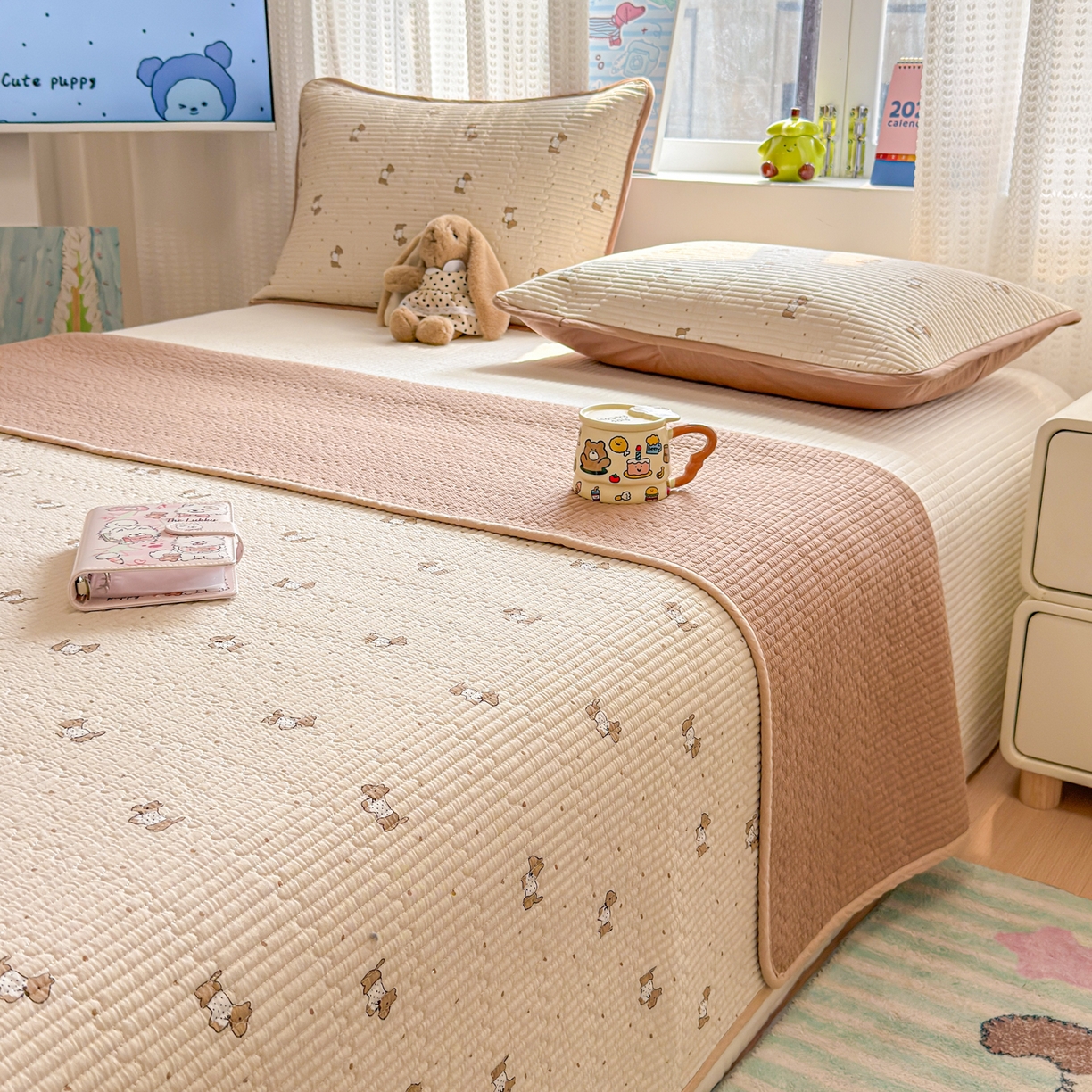 91家纺网 家纺一手货源 找家纺 雅萱家纺 2026新款双面全棉砂洗印花床盖三件套 奶咖日记