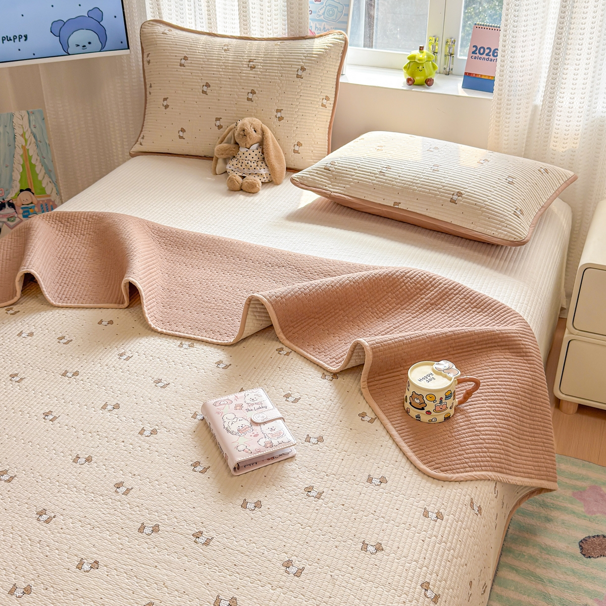 91家纺网 家纺一手货源 找家纺 雅萱家纺 2026新款双面全棉砂洗印花床盖三件套 奶咖日记