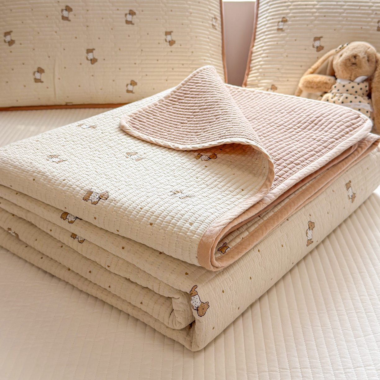 91家纺网 家纺一手货源 找家纺 雅萱家纺 2026新款双面全棉砂洗印花床盖三件套 奶咖日记