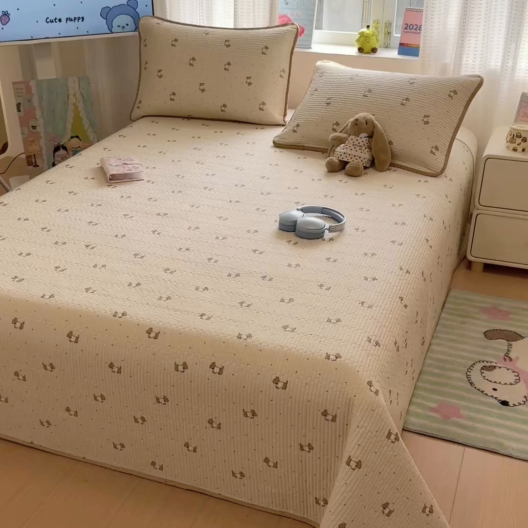 91家纺网 家纺一手货源 找家纺 雅萱家纺 2026新款双面全棉砂洗印花床盖三件套 奶咖日记