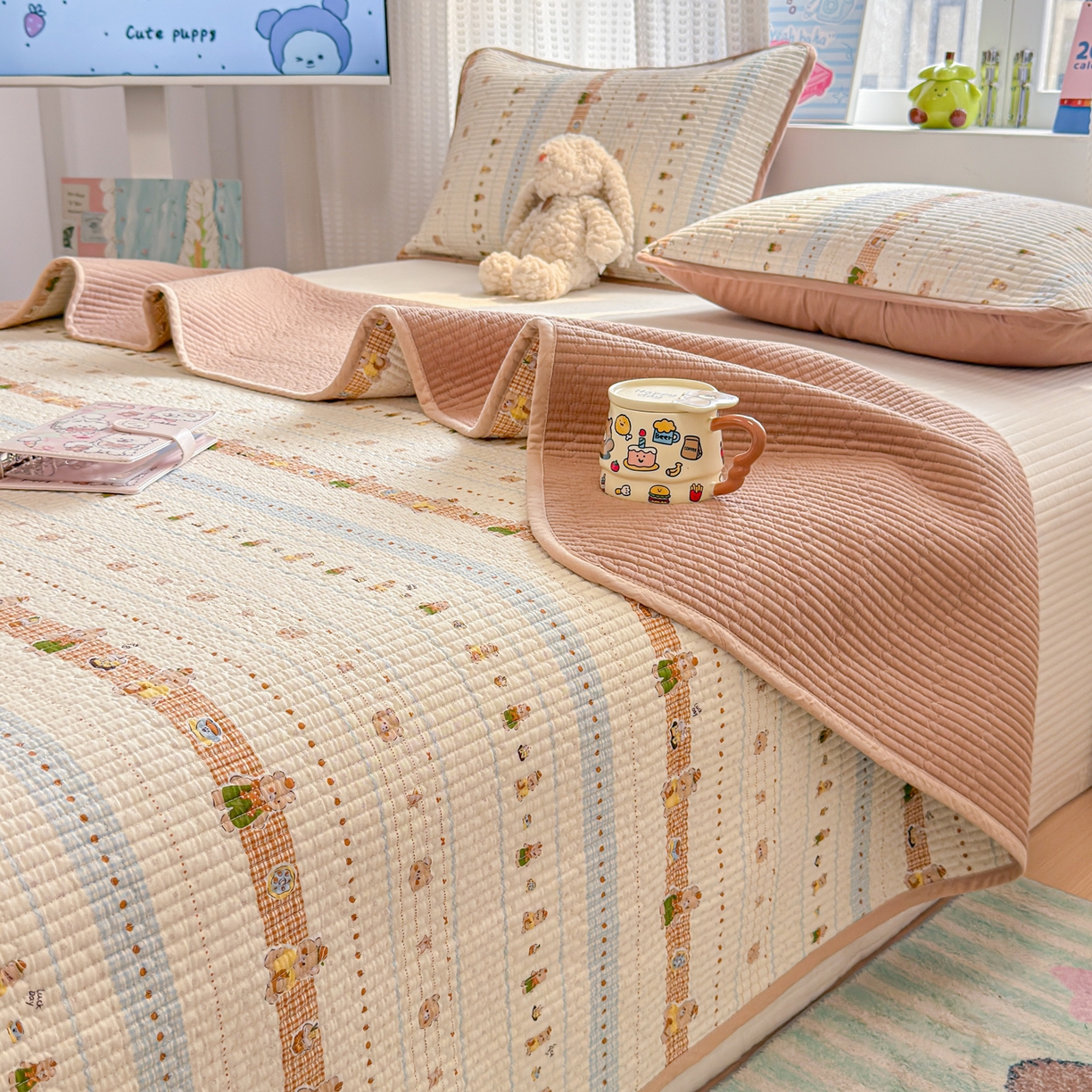 雅萱家纺 2026新款双面全棉砂洗印花床盖三件套 奶条萌熊