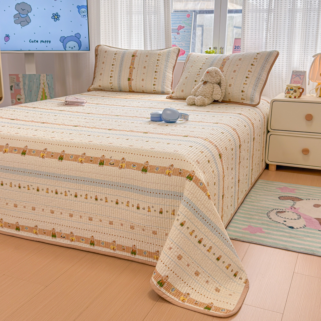 91家纺网 家纺一手货源 找家纺 雅萱家纺 2026新款双面全棉砂洗印花床盖三件套 奶条萌熊