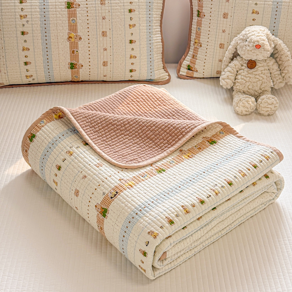 91家纺网 家纺一手货源 找家纺 雅萱家纺 2026新款双面全棉砂洗印花床盖三件套 奶条萌熊