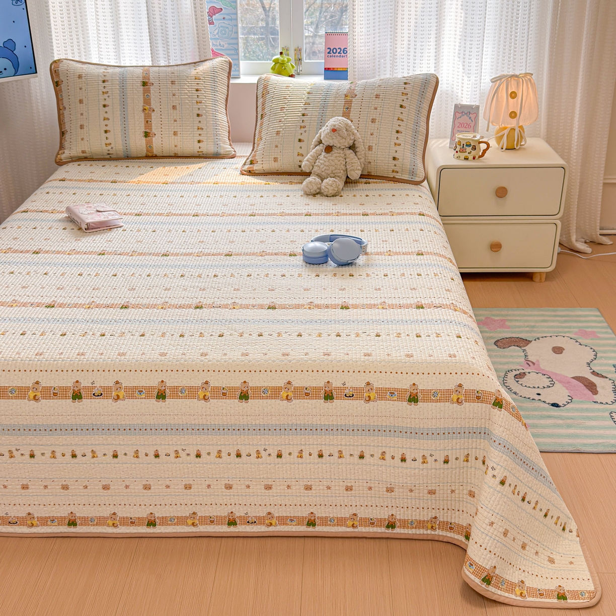 91家纺网 家纺一手货源 找家纺 雅萱家纺 2026新款双面全棉砂洗印花床盖三件套 奶条萌熊