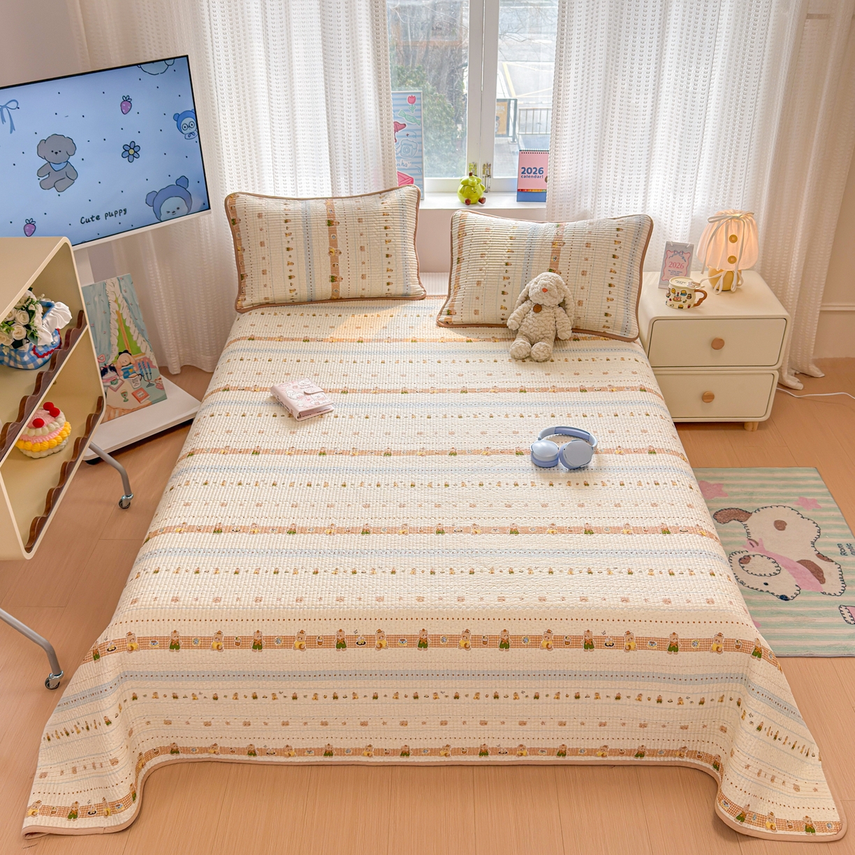 91家纺网 家纺一手货源 找家纺 雅萱家纺 2026新款双面全棉砂洗印花床盖三件套 奶条萌熊