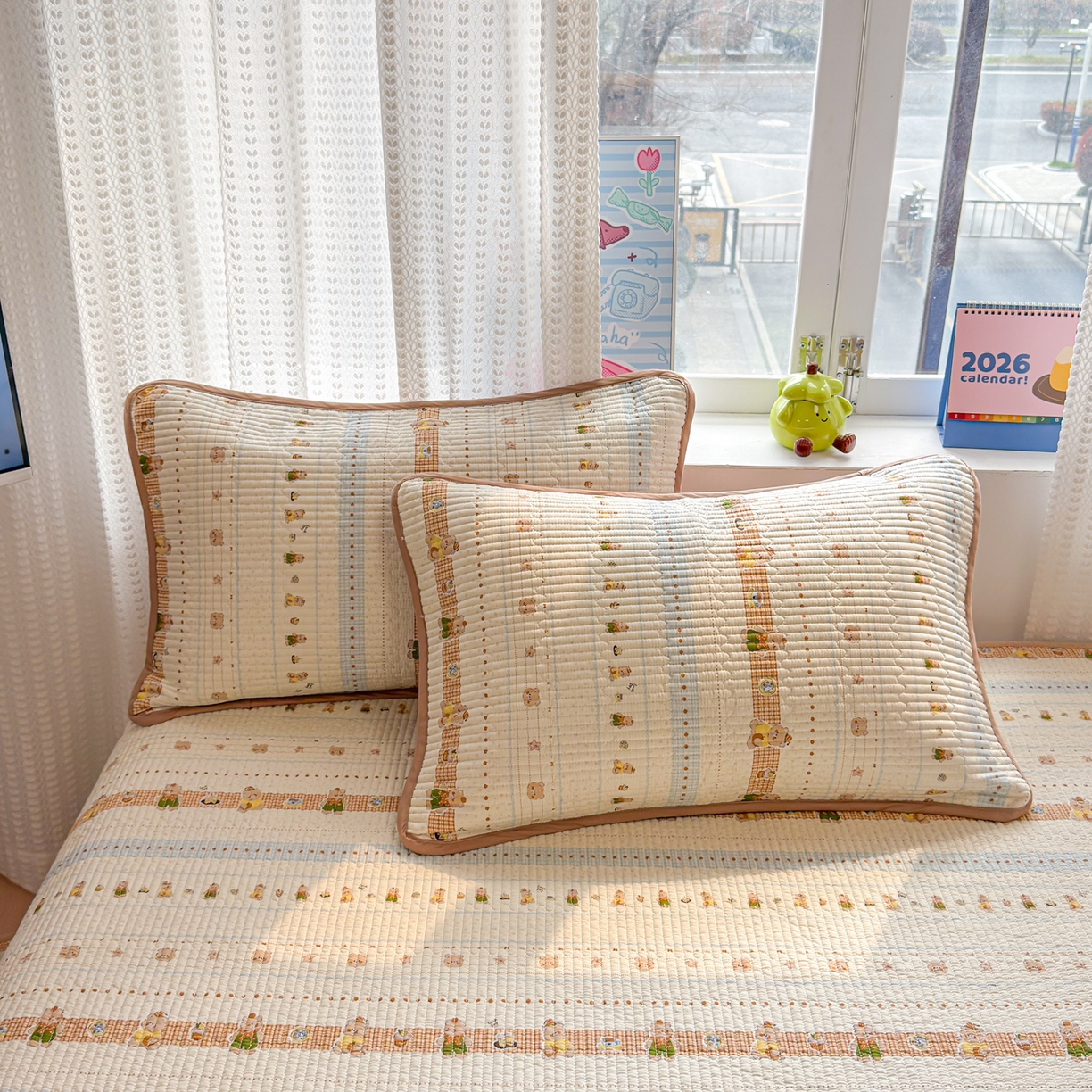 91家纺网 家纺一手货源 找家纺 雅萱家纺 2026新款双面全棉砂洗印花床盖三件套 奶条萌熊